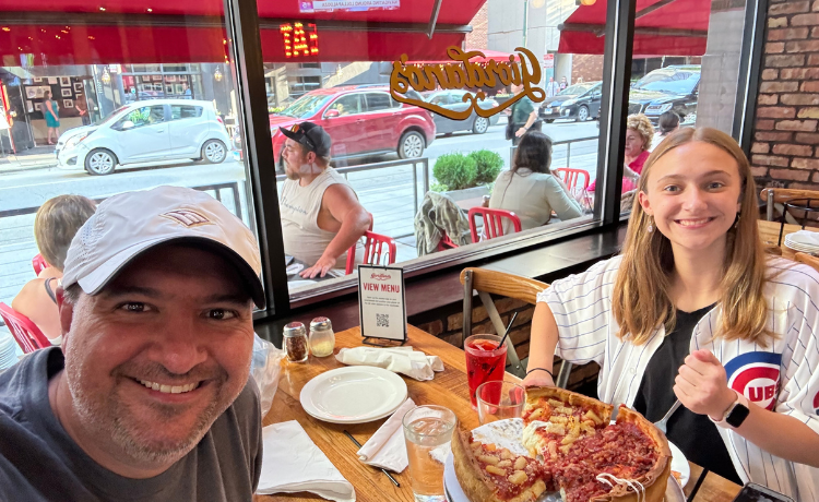 Elian Levatino with his daughter eating pizza at a restaurant